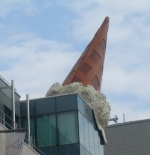 Skulptur „Dropped Cone“ (2001) der Pop-Art-Künstler Claes Oldenburg und Coosje van Bruggen über der Kölner Neumarkt-Galerie