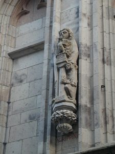 Statue der Agrippina als Vestalin am Kölner Ratsturm.
Bildhauer: Heribert Calleen