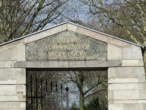 Eingang zur "Millionenallee" des Friedhofs Melaten, Aachener Straße